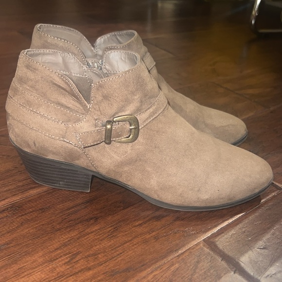 St. John’s Bay taupe tan brown suede shoes Larissa low heel ankle booties 7.5 - Picture 5 of 8